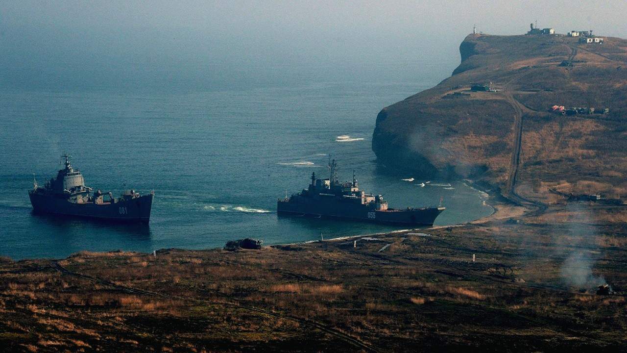 Російські військові кораблі на Курильських островах