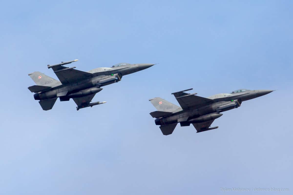 Багатоцільові винищувачі F-16 на тренуванні до параду