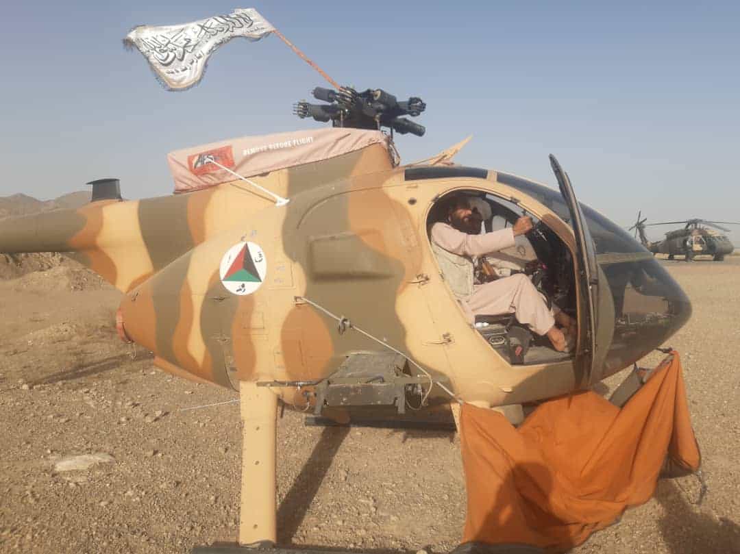 Гелікоптер MD530F та UH60 Black Hawk залишений урядовими військами Афганістану у Газні