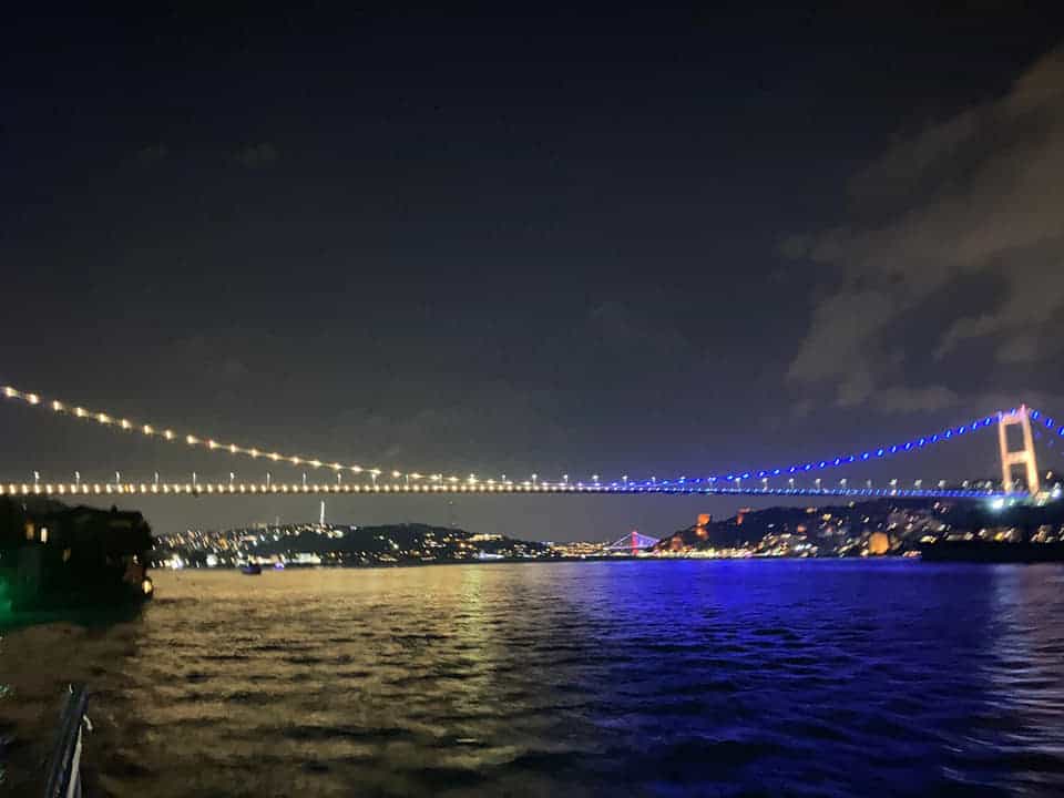Підсвічення мосту у Стамбулі жовто-блакитними кольорами