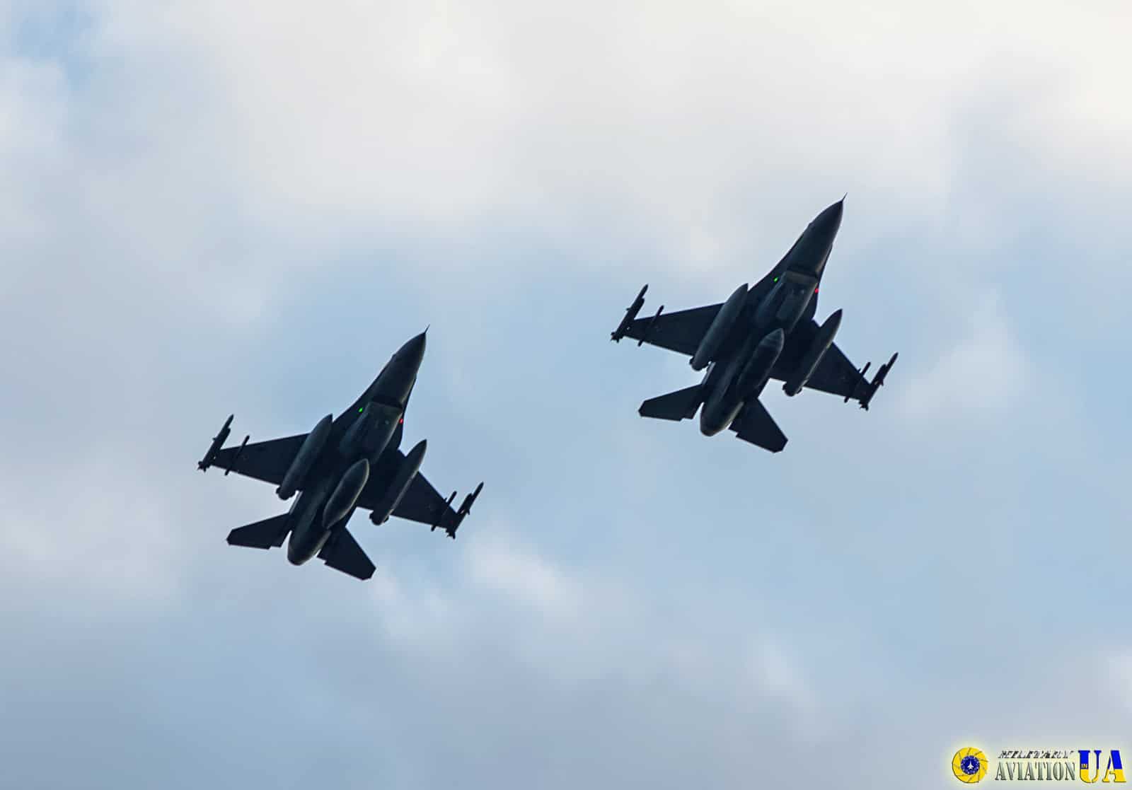 Польські винищувачі F-16 в небі над Києвом