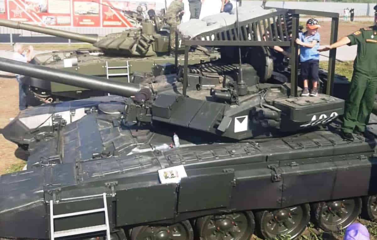 Танк ЗС РФ Т-90АК з новим захистом на башті. Серпень 2021