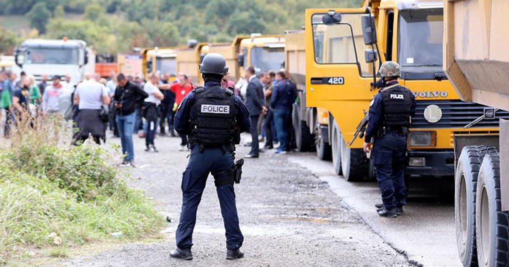 Поліція Косово на сербські протестувальники. Вересень 2021
