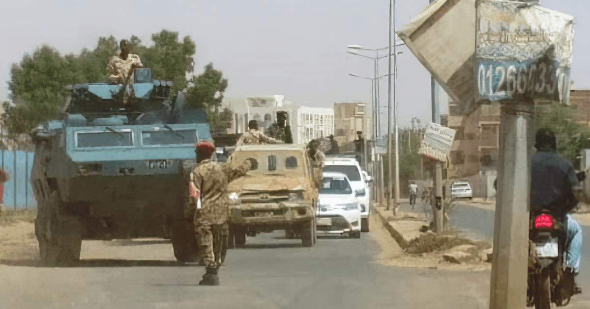 Суданські солдати блокують дорогу, щоб вжити заходів обережності після невдалої спроби перевороту в Хартумі, Судан. Вересень 2021