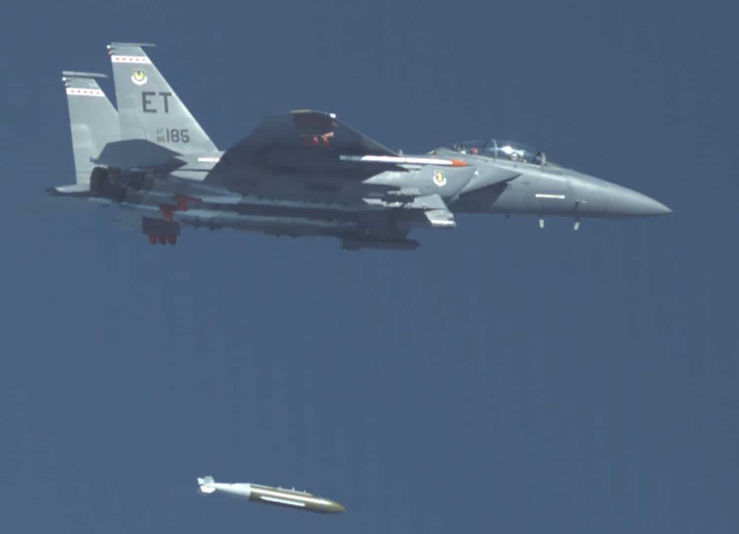 Винищувач F-15 Strike Eagle скидає бомбу GBU-72. 2021 рік. Фото: ПС США