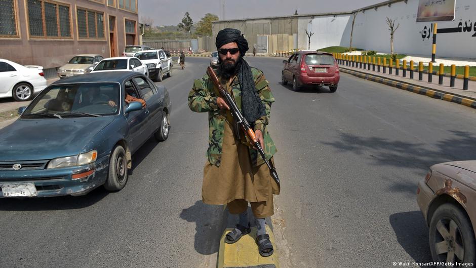 Бойовик руху «Талібан» на одній з вулиць у Кабулі
