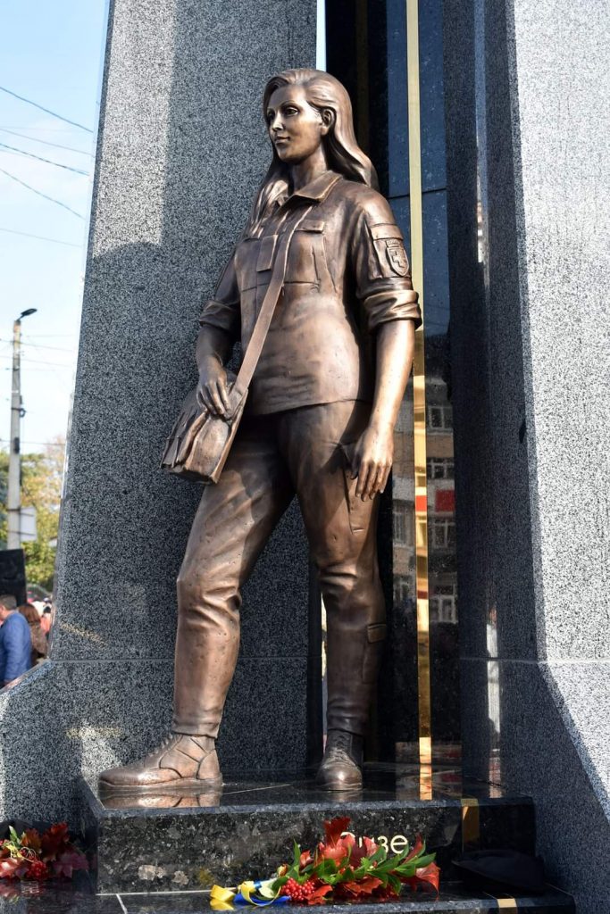 Медсестра на пам'ятнику Захисникам України у Житомирі