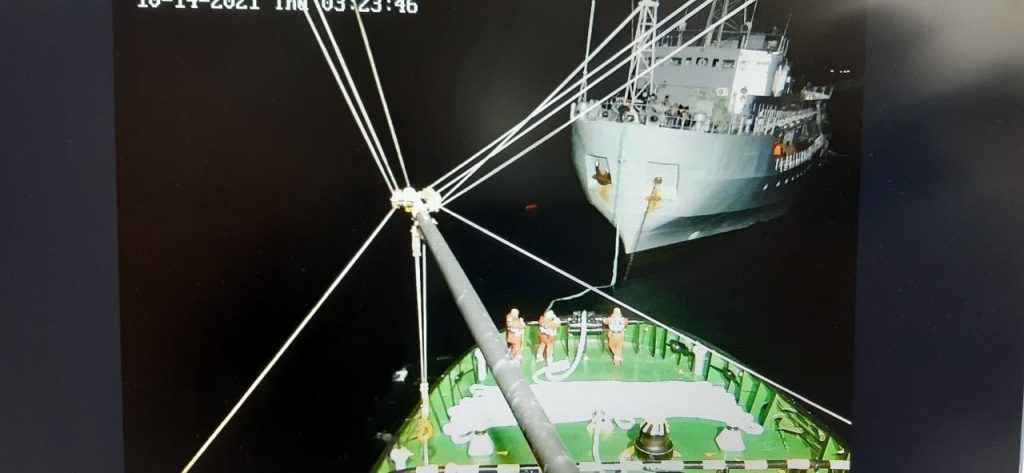 Пошуково-рятувальний буксир «Сапфір» бере на буксирування судно розмагнічування «Балта»