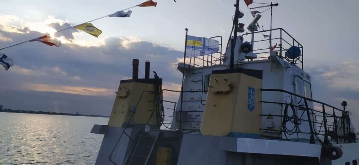 Прапор ВМС України на гідрографічному катері «Дмитро Чубарь» у Бердянську