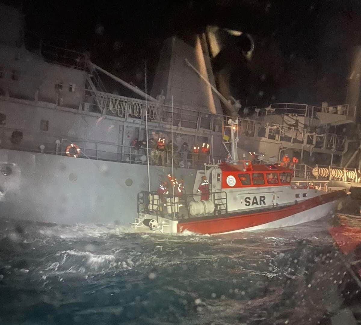 Рятувальні катери КП «Морська пошуково-рятувальна служба» поблизу судна розмагнічування «Балта»