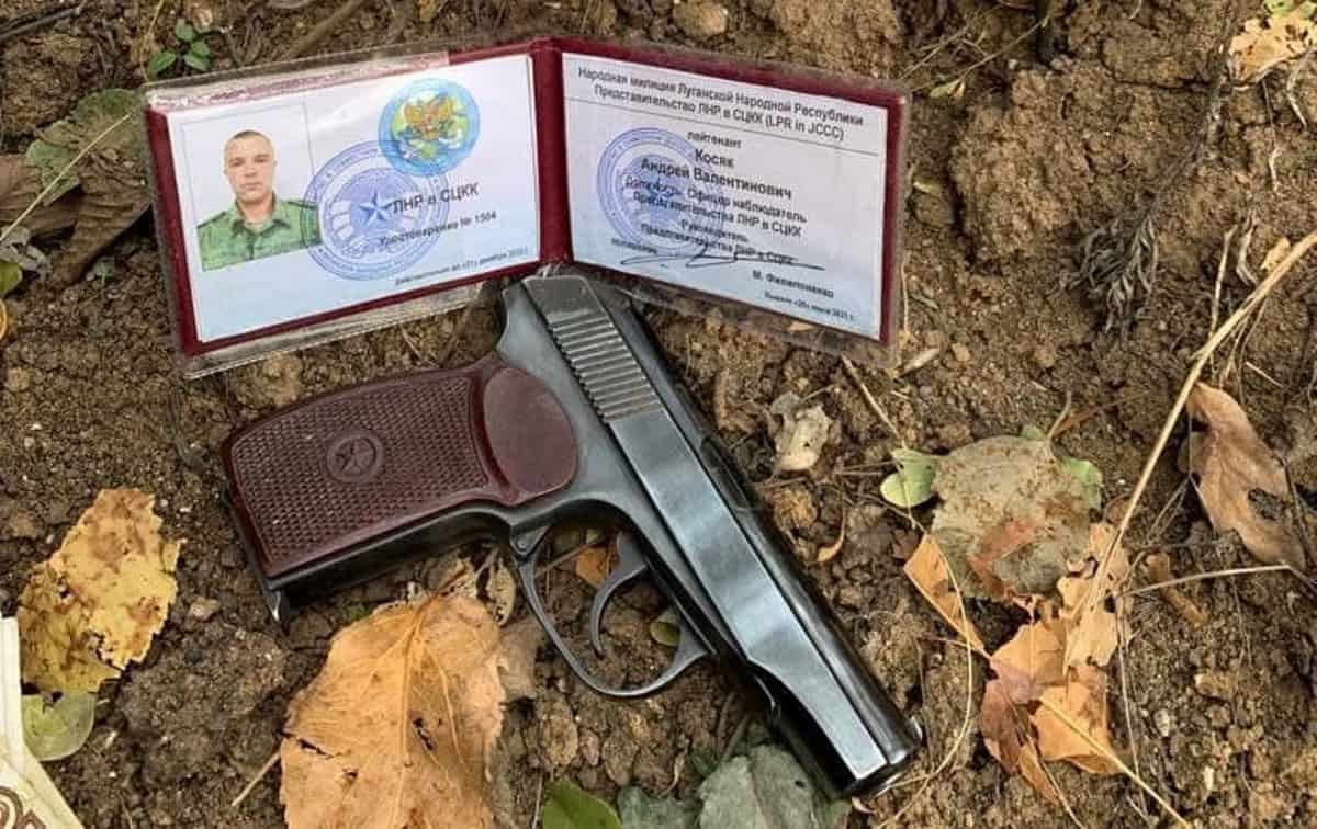 Пістолет та документ затриманого бойовика Андрія Косяка. Жовтень 2021. Фото: Анатолій "Штирліц"