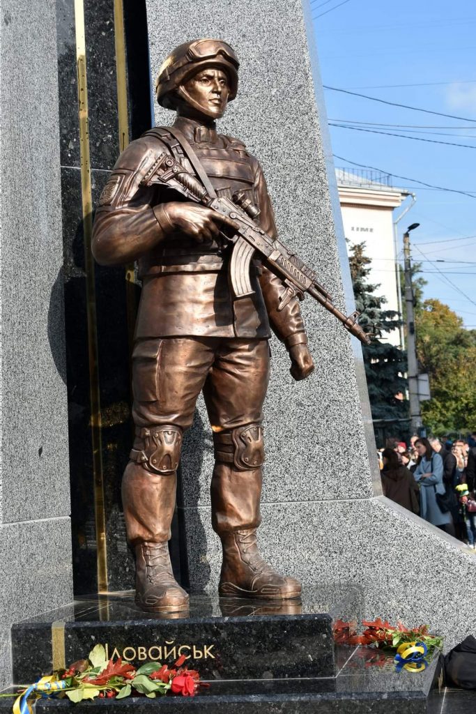 Військовий на пам'ятнику Захисникам України у Житомирі