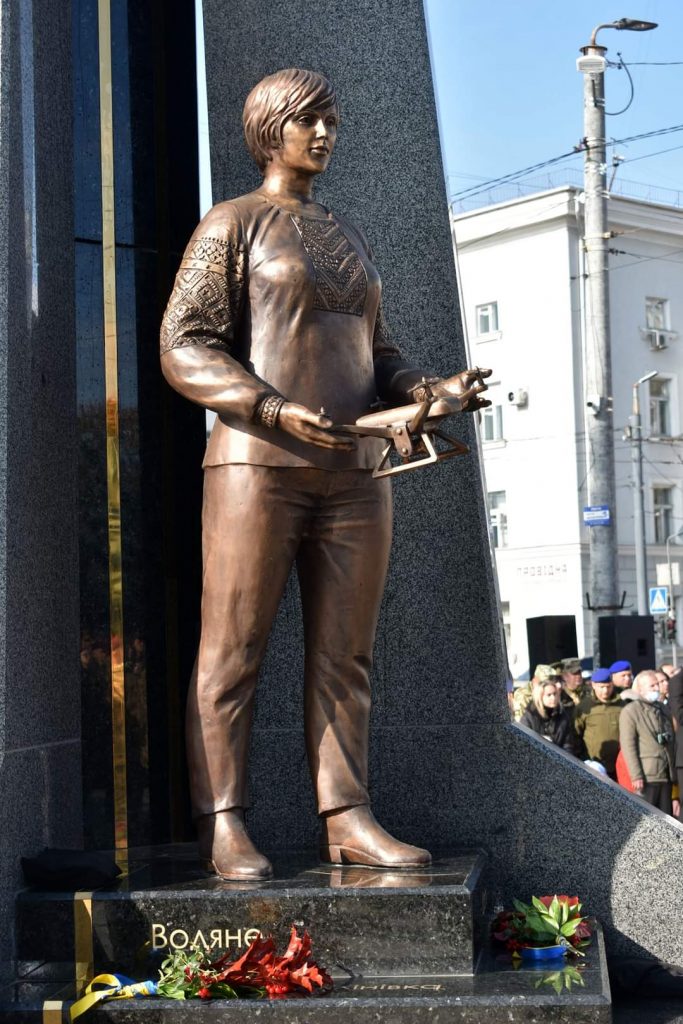 Волонтер на пам'ятнику Захисникам України у Житомирі