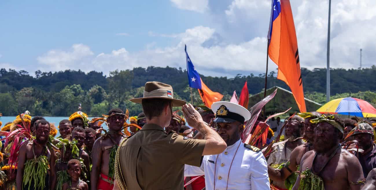 Представник Австралії та громадяни Папуа-Нової Гвінеї на церемонії отримання катера. Жовтень 2021. Фото: МО Австралії