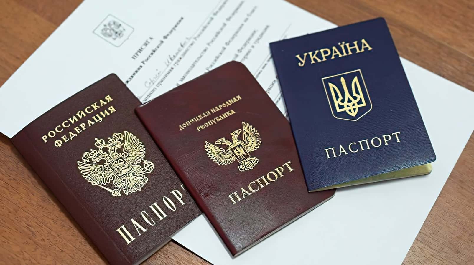 Паспорт України, Росії та так званий «паспорт ДНР» українського громадянина на окупованих територіях