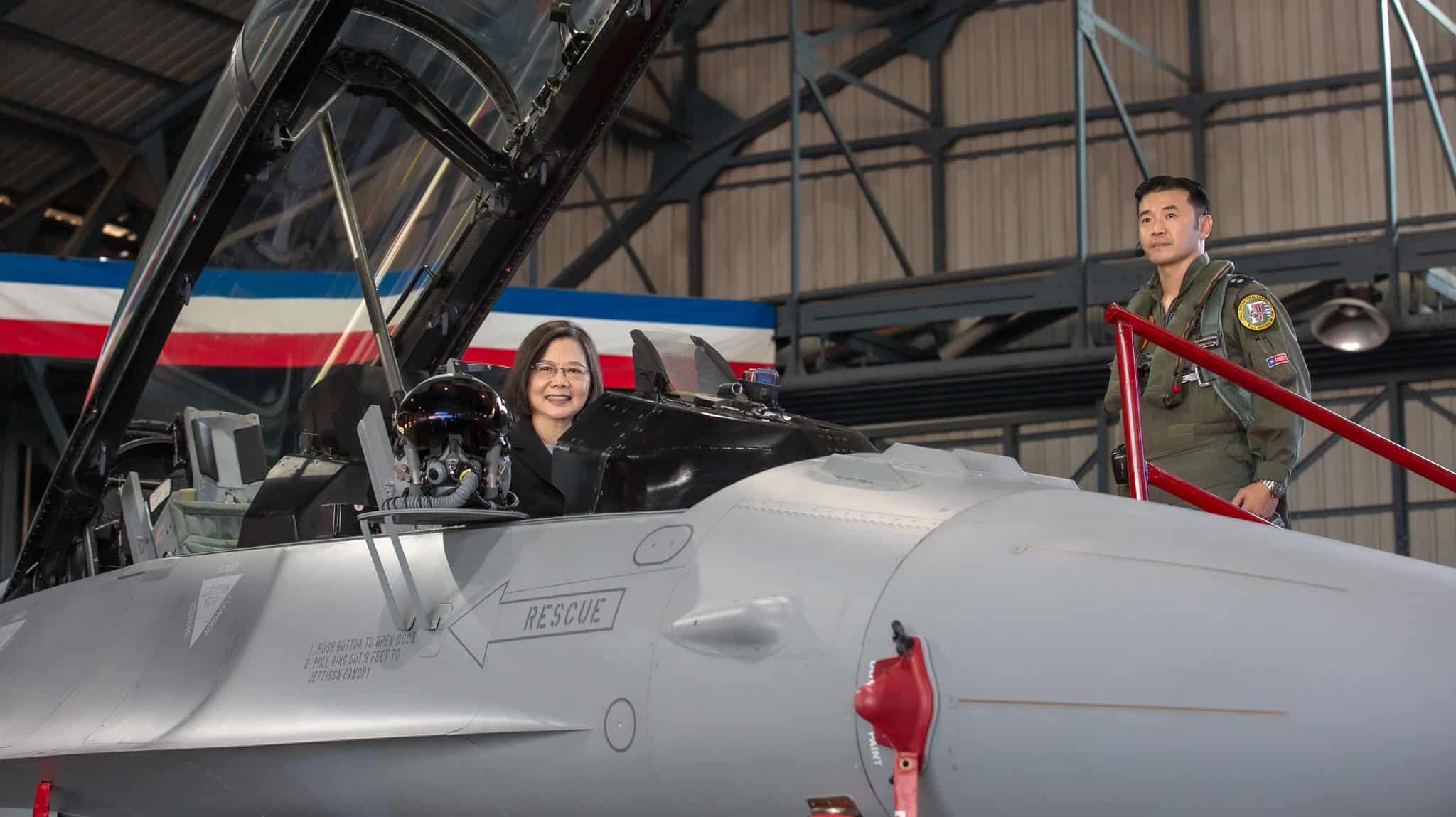 Президент Китайської Республіки Цай Інвень та пілот винищувача F-16V Viper. Листопад 2021 
