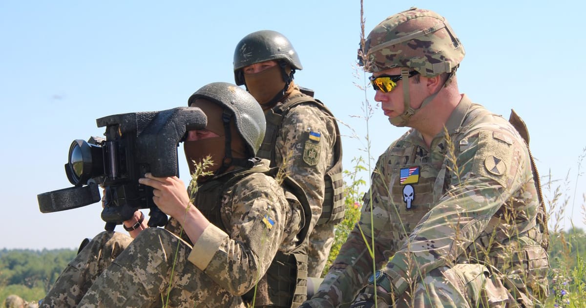 Інструктор США з військовими України у ході тренувань використання ПТРК «Javelin». Фото: ЗСУ