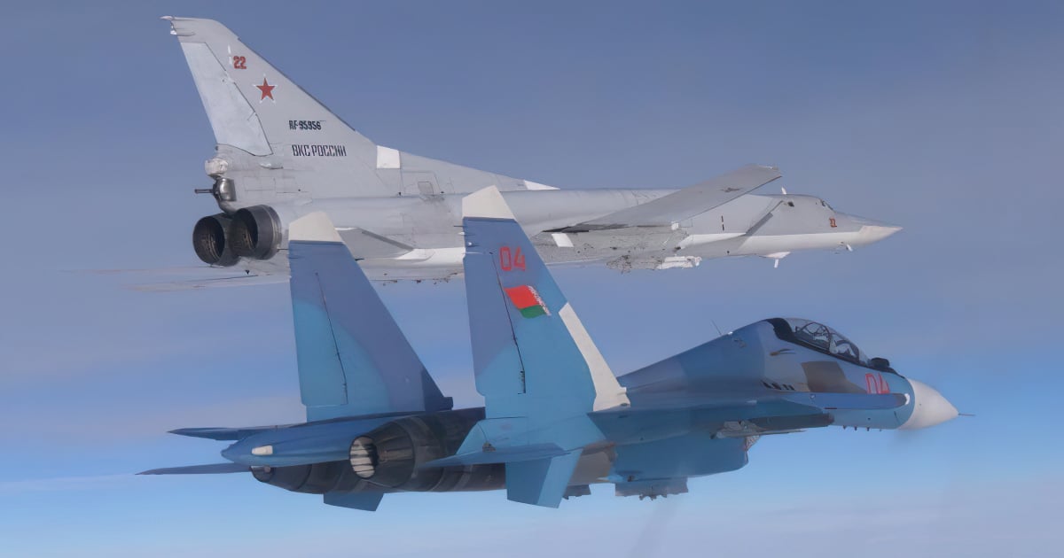 Бомбардувальник ТУ-22М3 ПС Росії та винищувач Су-30СМ ПС Білорусі у повітряному просторі Білорусі. Листопад 2021