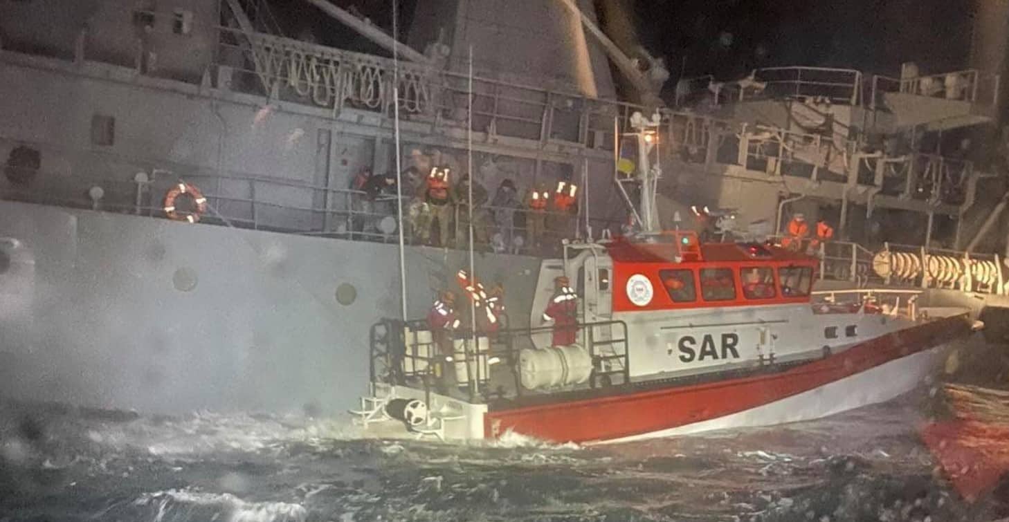 Пошуково-рятувальний катер «ПРК» КП «Морська пошуково-рятувальна служба» надає допомогу судну «Балта». Жовтень 2021