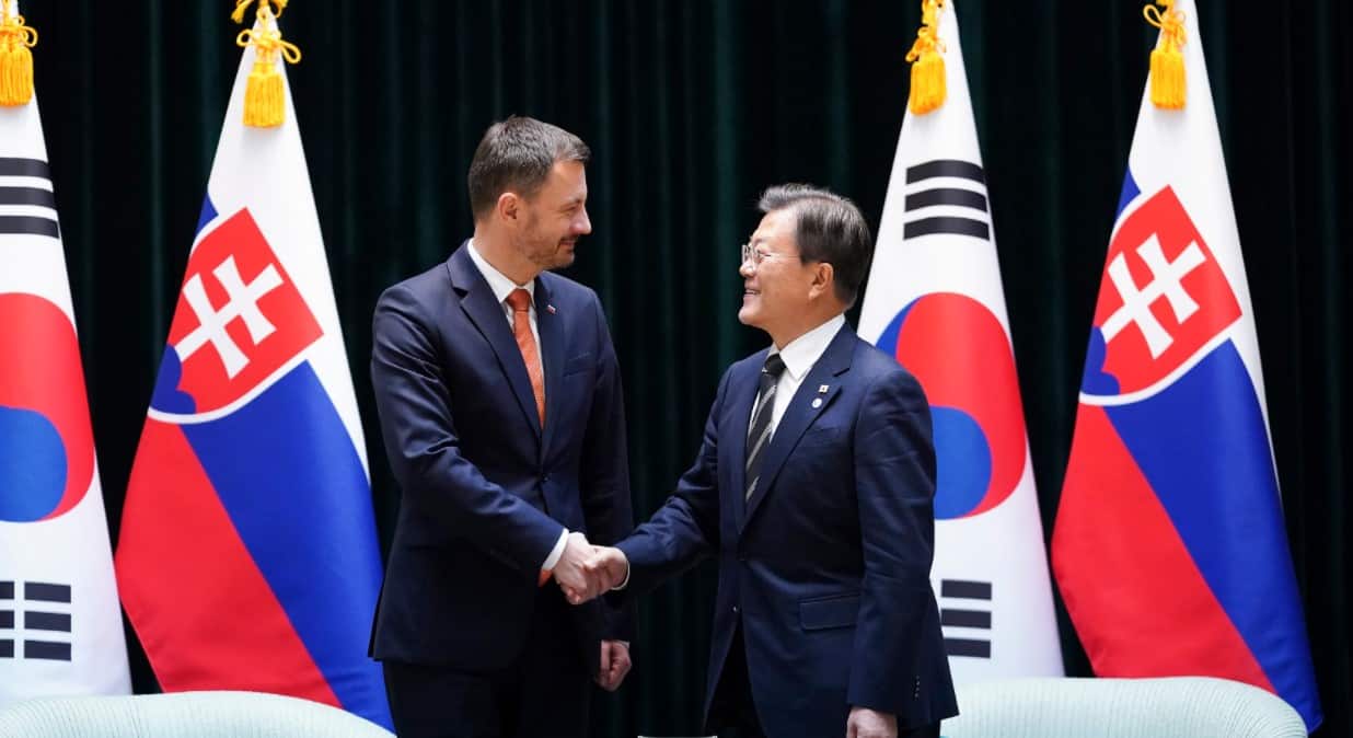 Прем'єр-міністр Словацької республіки Едуард Геґер та Президент Республіки Корея Мун Чже Ін на саміті Korea-V4. Листопад 2021