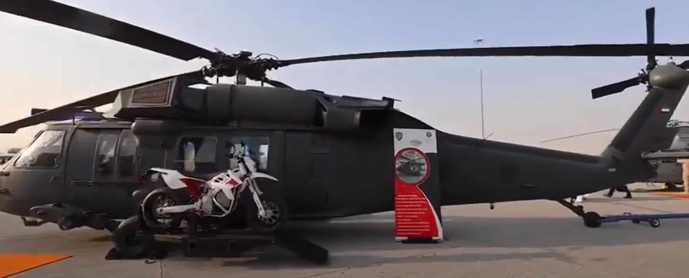 Вертоліт ОАЕ Black Hawk з електромотоциклом Zero FXS та Alta Motors