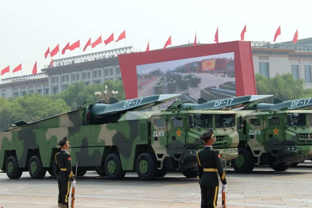 Самохідні пускові установки балістичних ракет DF-17 з гіперзвуковим блоком КНР. Фото: ЗМІ Китаю