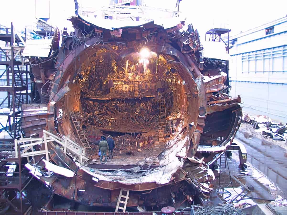 Російський атомний підводний човен «Курск» після катастрофи 2000 року