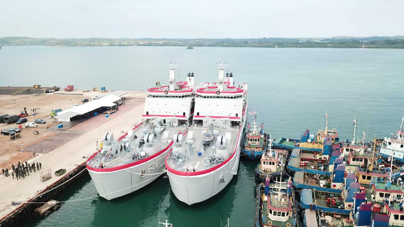 Танкодесантні кораблі Індонезії Teluk Weda та Teluk Wondama класу Teluk Bintuni. Жовтень 2021. Фото: МО Індонезії