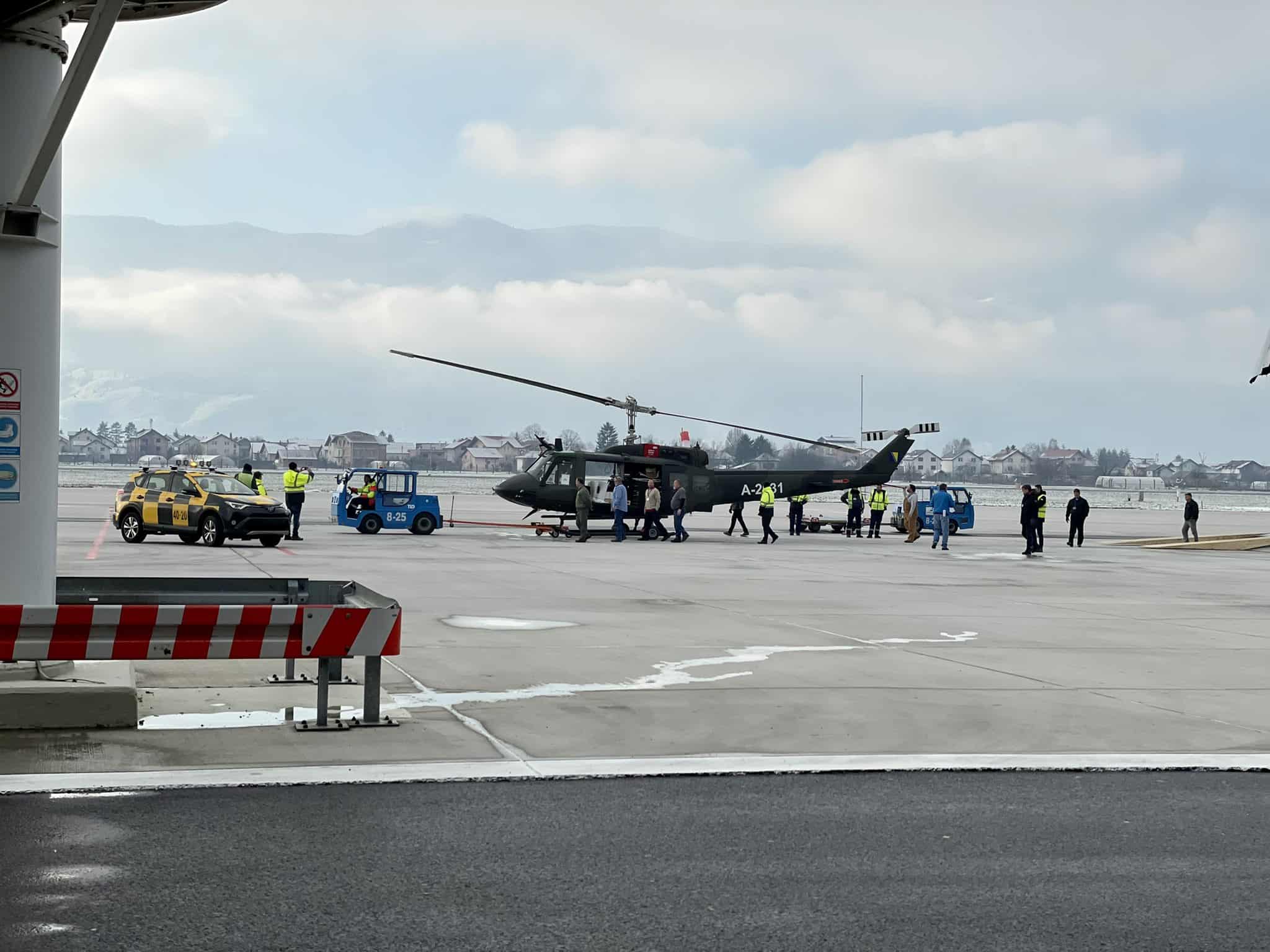 Гелікоптер UH-1 доставлений зі США до Боснії та Герцоговини у аеропорту Сараєво