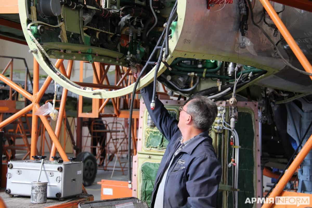 Процес ремонту МіГ-29 на авіаремонтному підприємстві у Львові