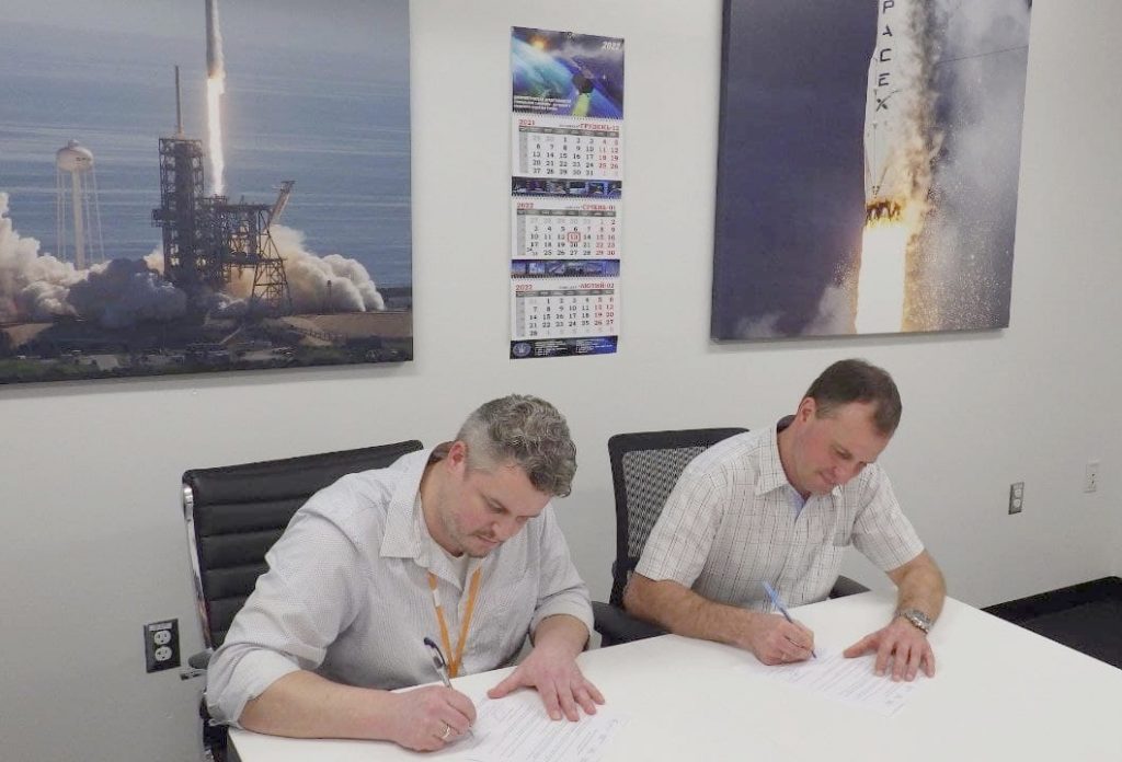 Підписання Протоколу завершення інтеграції КА "Січ-2-1" та Falcon 9. Фото - КБ "Південне"