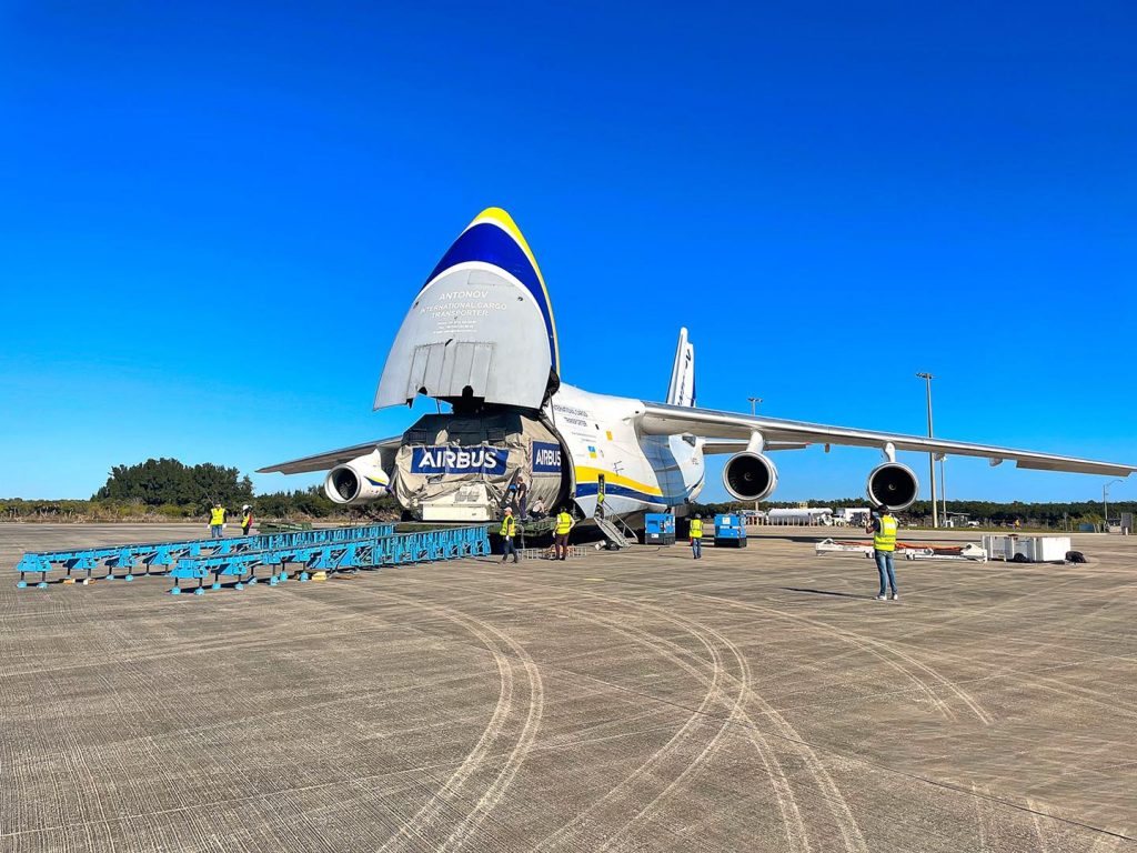 Супутник Turksat 5B у контейнері Airbus Defense and Space доставлений літаком Ан-124-100 "Антонова". Січень 2022. Фото: "Антонов"