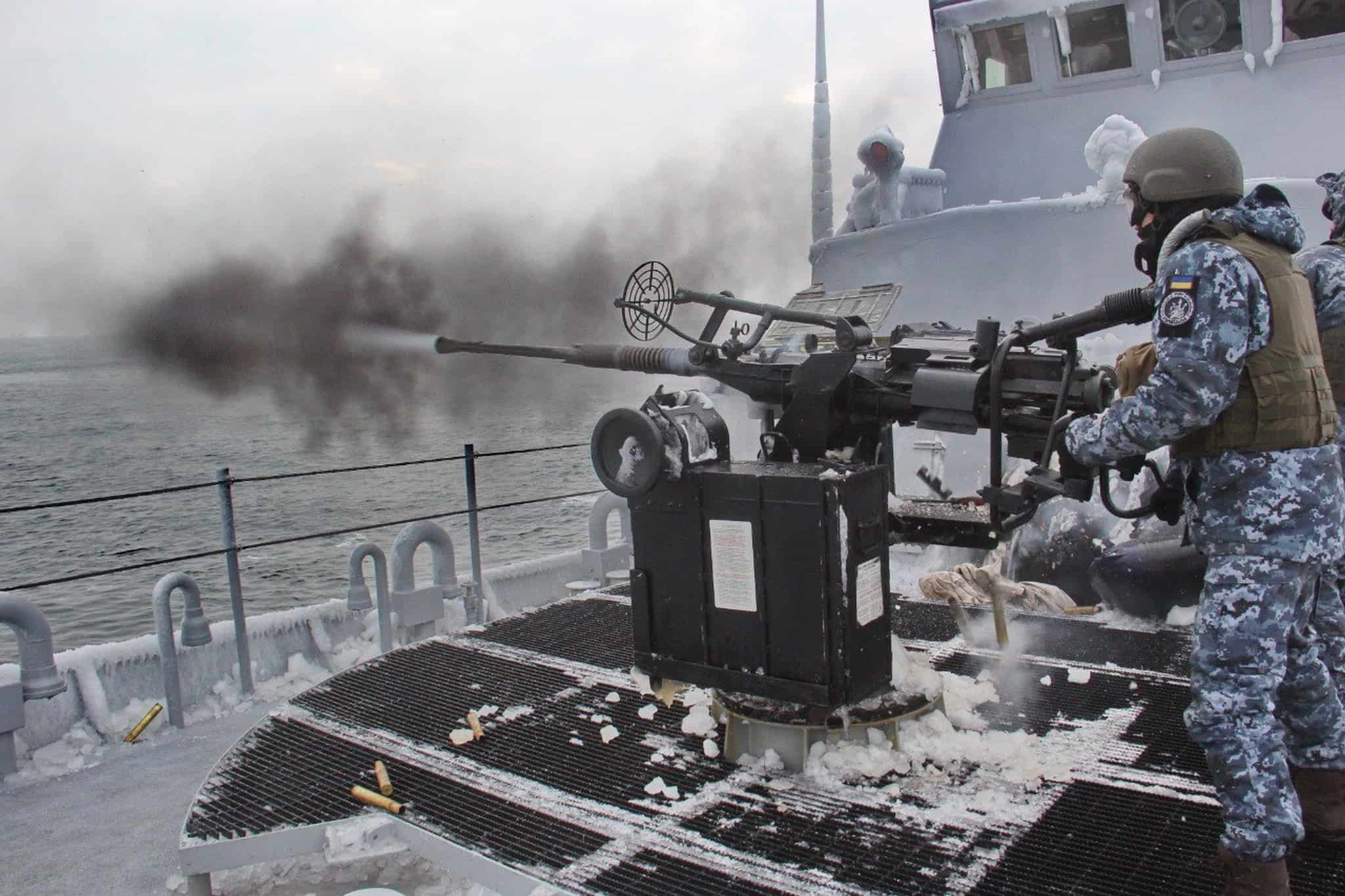 Екіпаж патрульного катера «Старобільськ» (P191) веде вогонь по умовному противнику. Січень 2022. Фото: ВМС ЗСУ