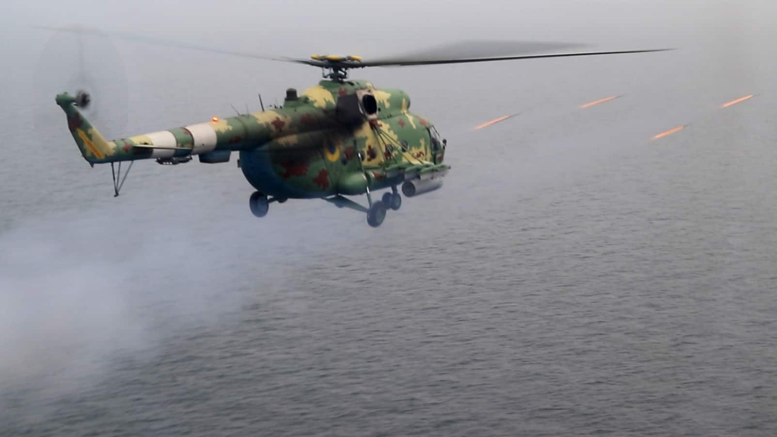 Вертоліт Ми-8 України завдає ударів по умовному противнику. Січень 2022. Фото: ВМС ЗСУ