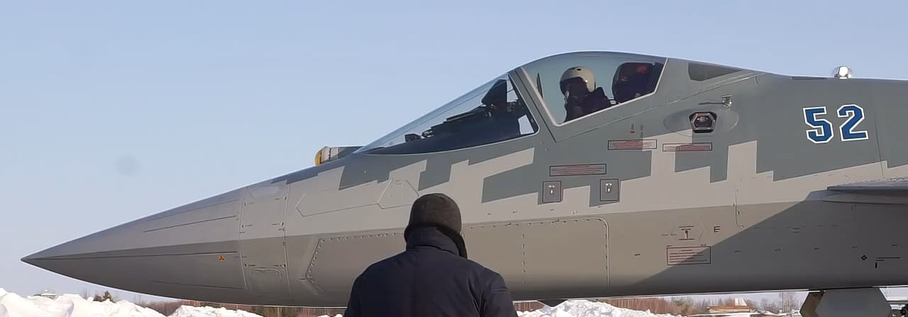 Серійний російський винищувач Су-57 з номером №52. Кадр з відео КнААЗ