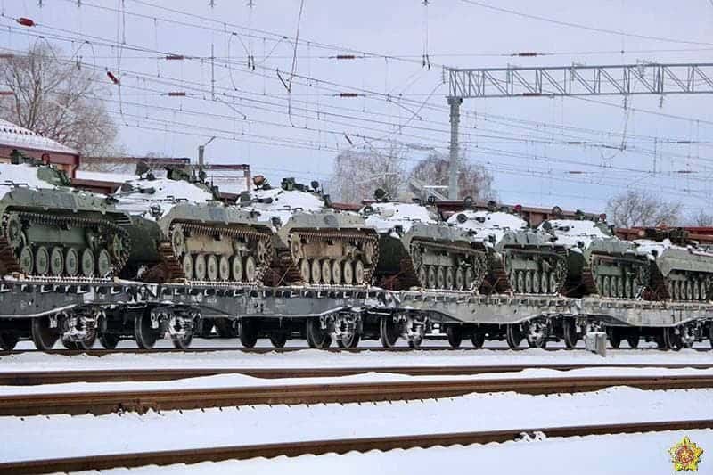 Бойові машини піхоти БМП-2 на ешелоні з технікою 155-ї бригади російських морпіхів у Білорусі