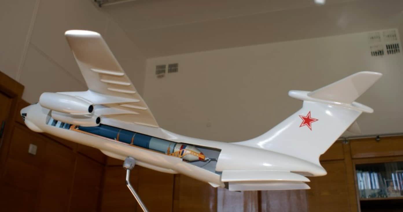 Модель самолета с системой воздушного старта
