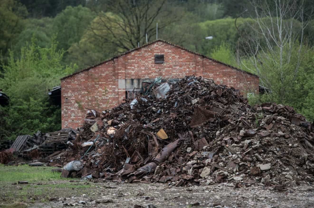 Залишки майна у селі Врбетиці після вибухів складів. Фото: radio.cz