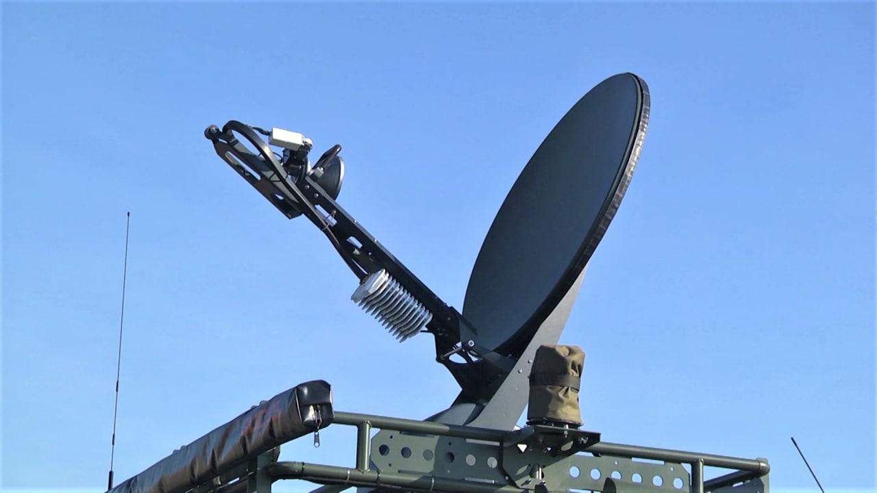 Супутникова антена на машині бактеріологічного захисту казахської армії на базі Ford Transit