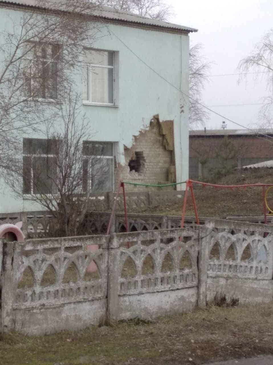 Пошкоджена будівля дитячого садка в Станиці Луганській після обстрілу окупантів