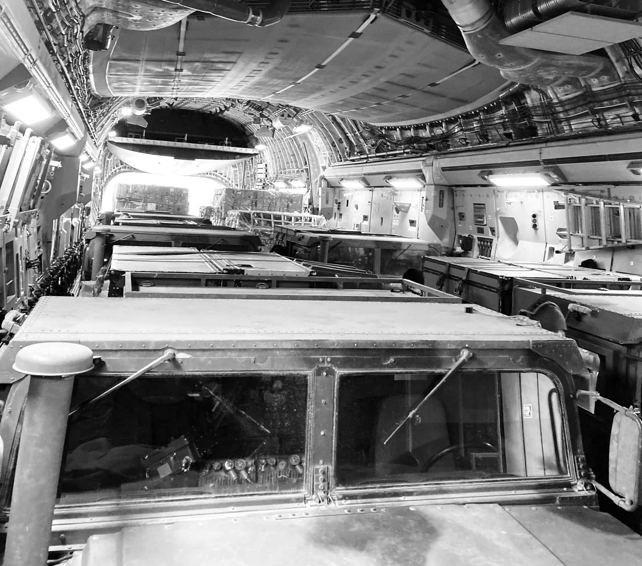 Внутрішній простір завантаженого у Литві літака C-17