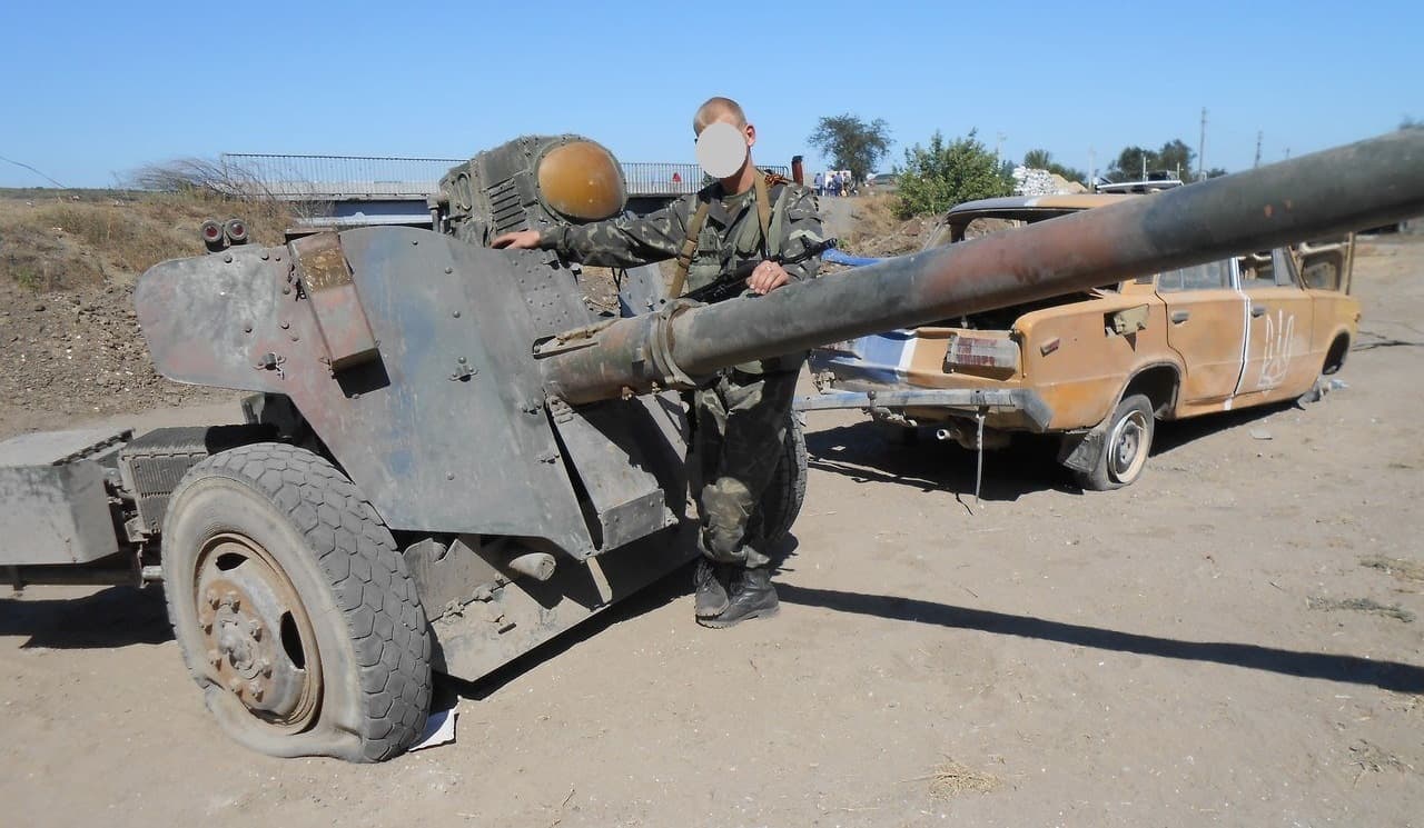 Гармата МТ-12Р Збройних Сил Україні захоплена бойовиками окупаційних сил Росії у вересні 2014 року у районі Георгіївки