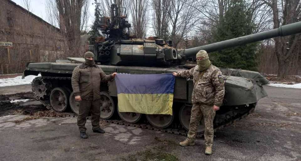 Т-90А військових Росії та боець української тероборони на Сумщині