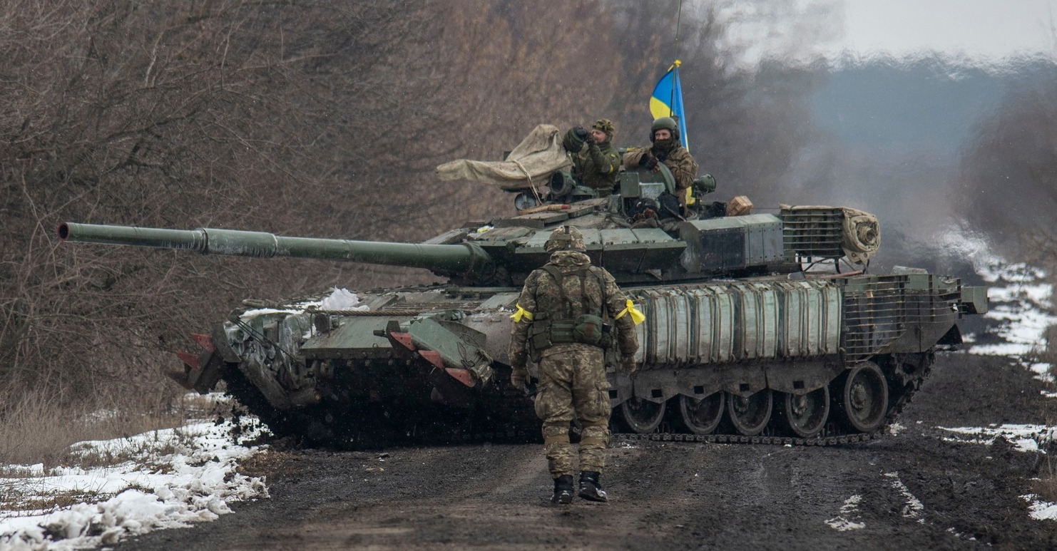Az ukrán hadsereg egy trófeás orosz tank modellen, T-80BVM.  2022. március