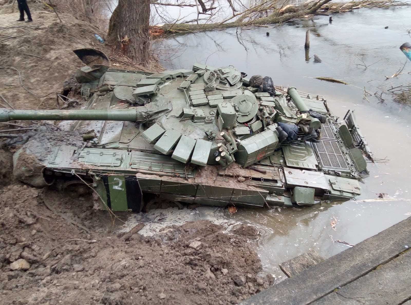 Затонулий у річці у Сумській області танк Т-72Б3М з російськими танкістами. Березень 2022. Фото: Роман Донік