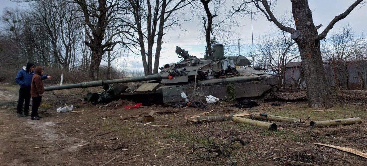 Підбитий танк російської армії моделі Т-80УЕ-1 у Тростянці. Березень 2022. Фото: @WanderingIntel