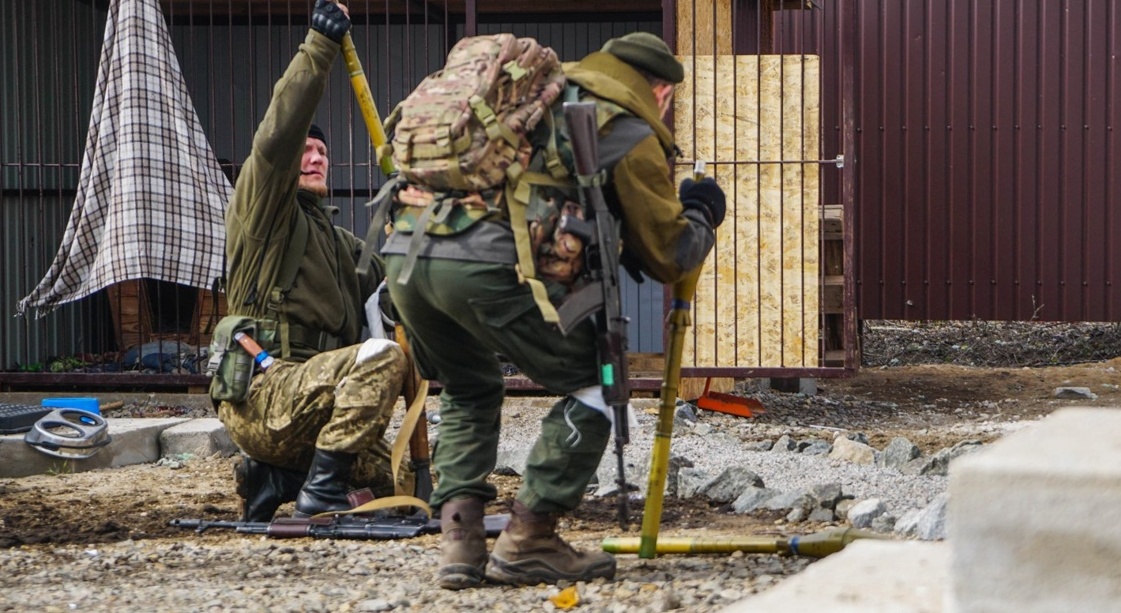 Russian soldiers change into Ukrainian military boots - Militarnyi