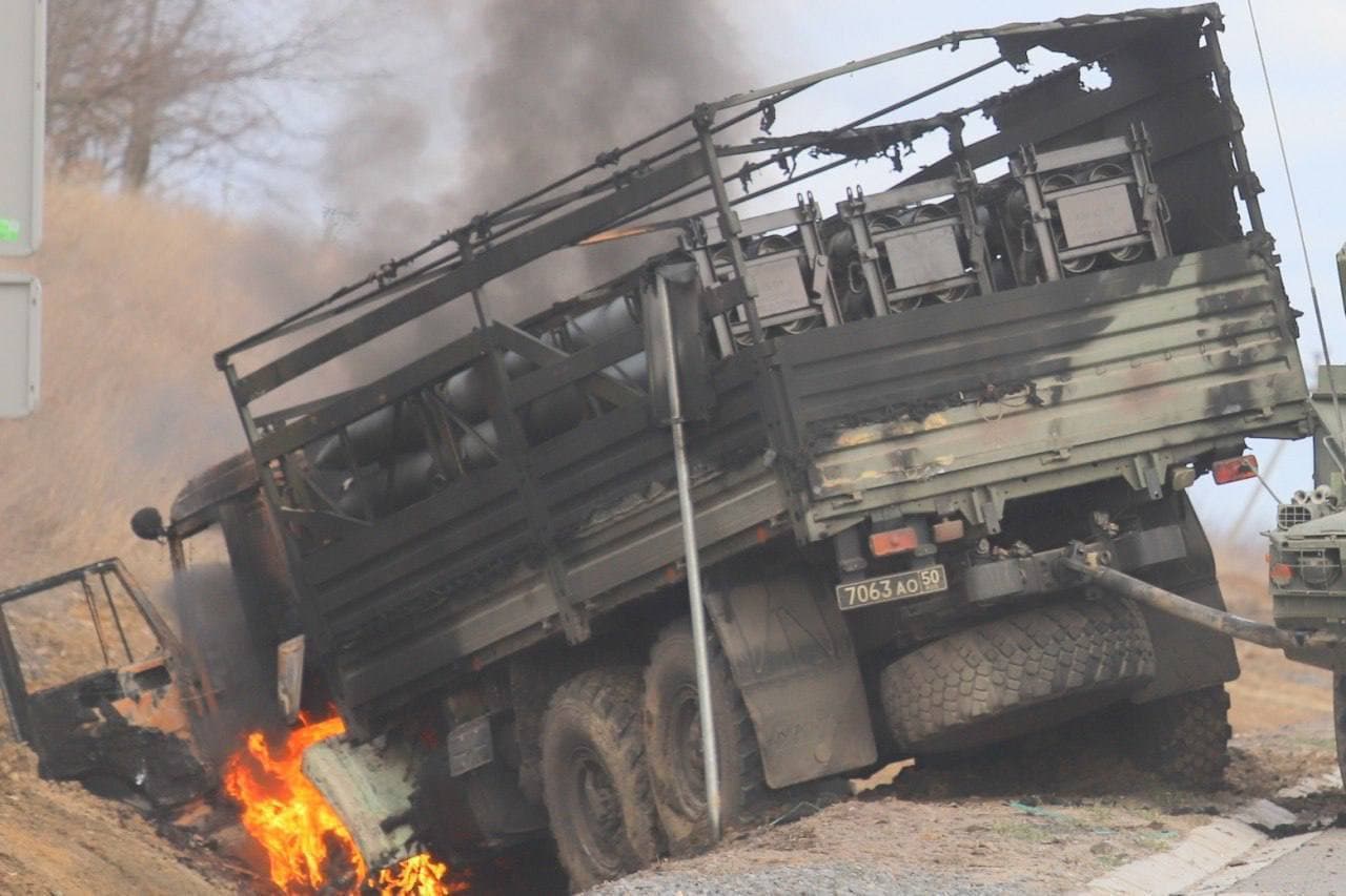 Російська вантажівка з боєприпасами до реактивних систем залпового вогню. Чернігівщина