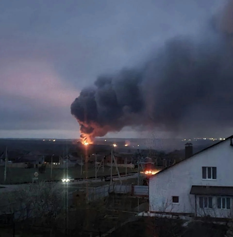 В окупованому Донецьку горить нафтобаза 3