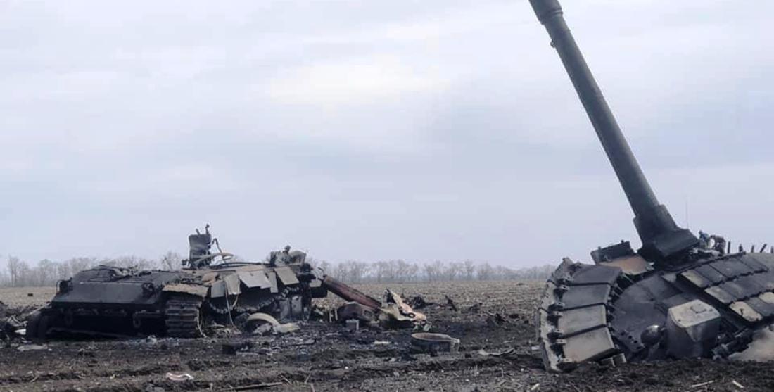 Знищений танк російський військових на Донбасі бійцями 53 ОМБр. Квітень 2022. Фото: 53 ОМБр